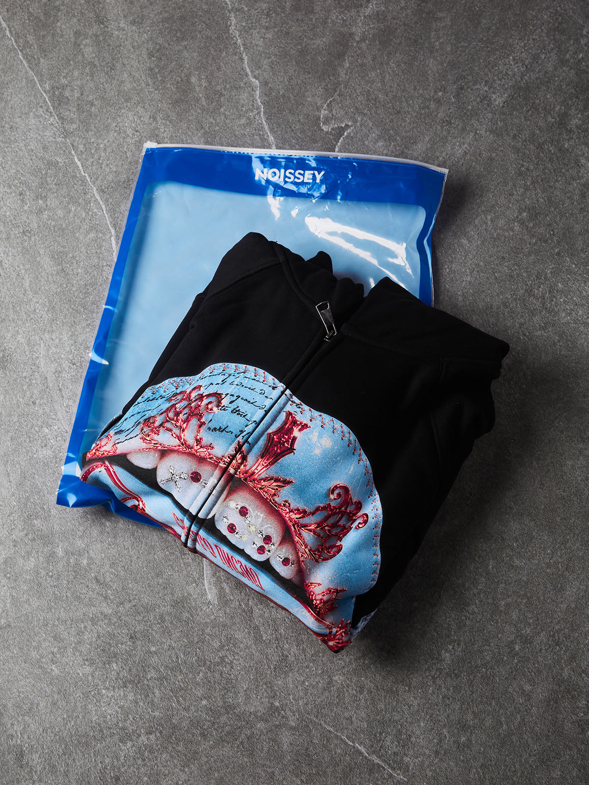 FELPA CON CAPPUCCIO SQUADRATA ZIP E STAMPA BOCCA LIBRO