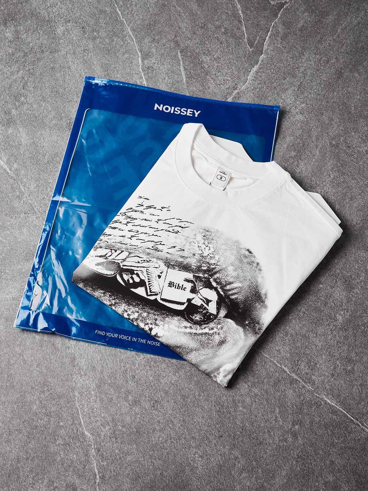 T-SHIRT NOISSEY WHITE BOXYFIT OVERSIZE ART BIBLE LIP