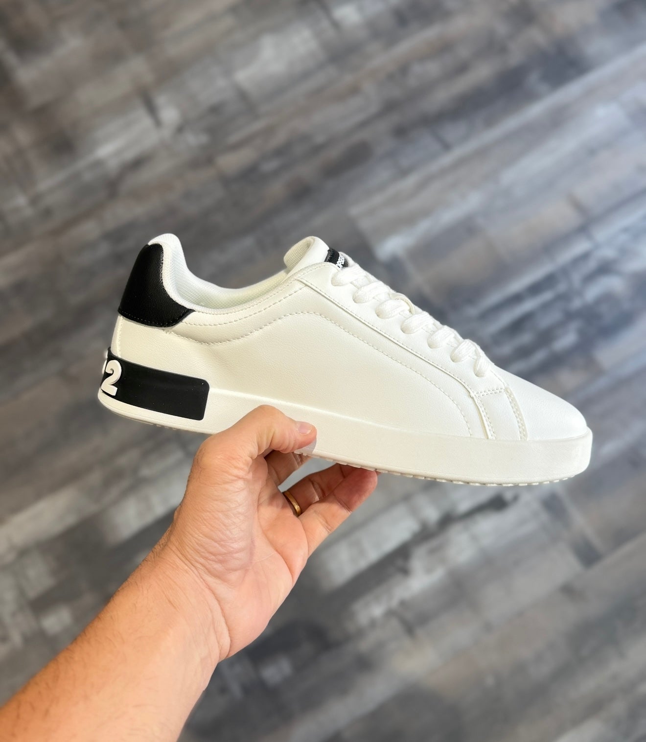 SNEAKER CON LOGO IN RILIEVO SUL RETRO - DS2 - ART. FW25S15 - COL. BIANCO / NERO