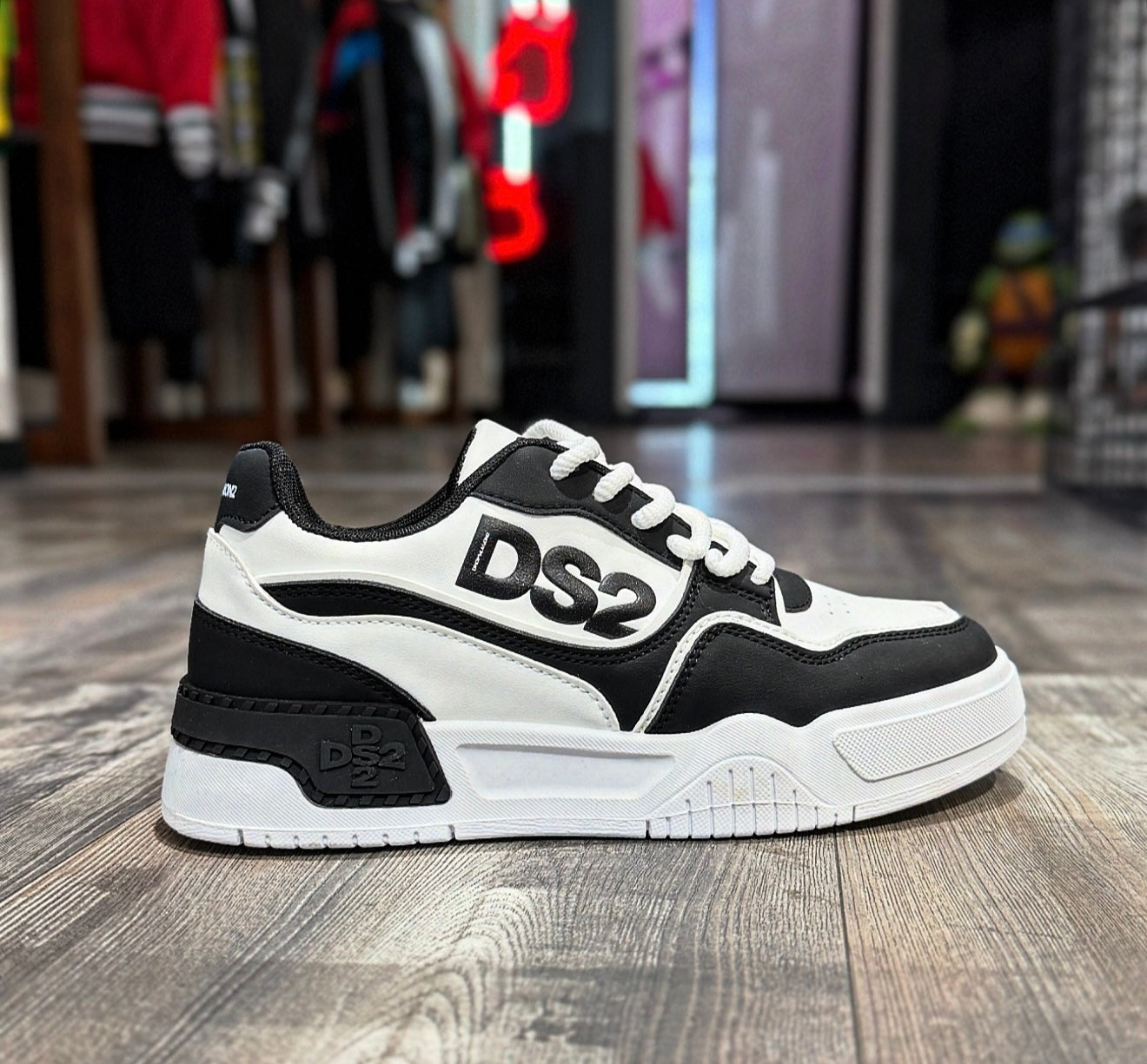 SNEAKER CON LOGO IN RILIEVO - DS2 - ART. FW25S07 - COL. BIANCO / NERO