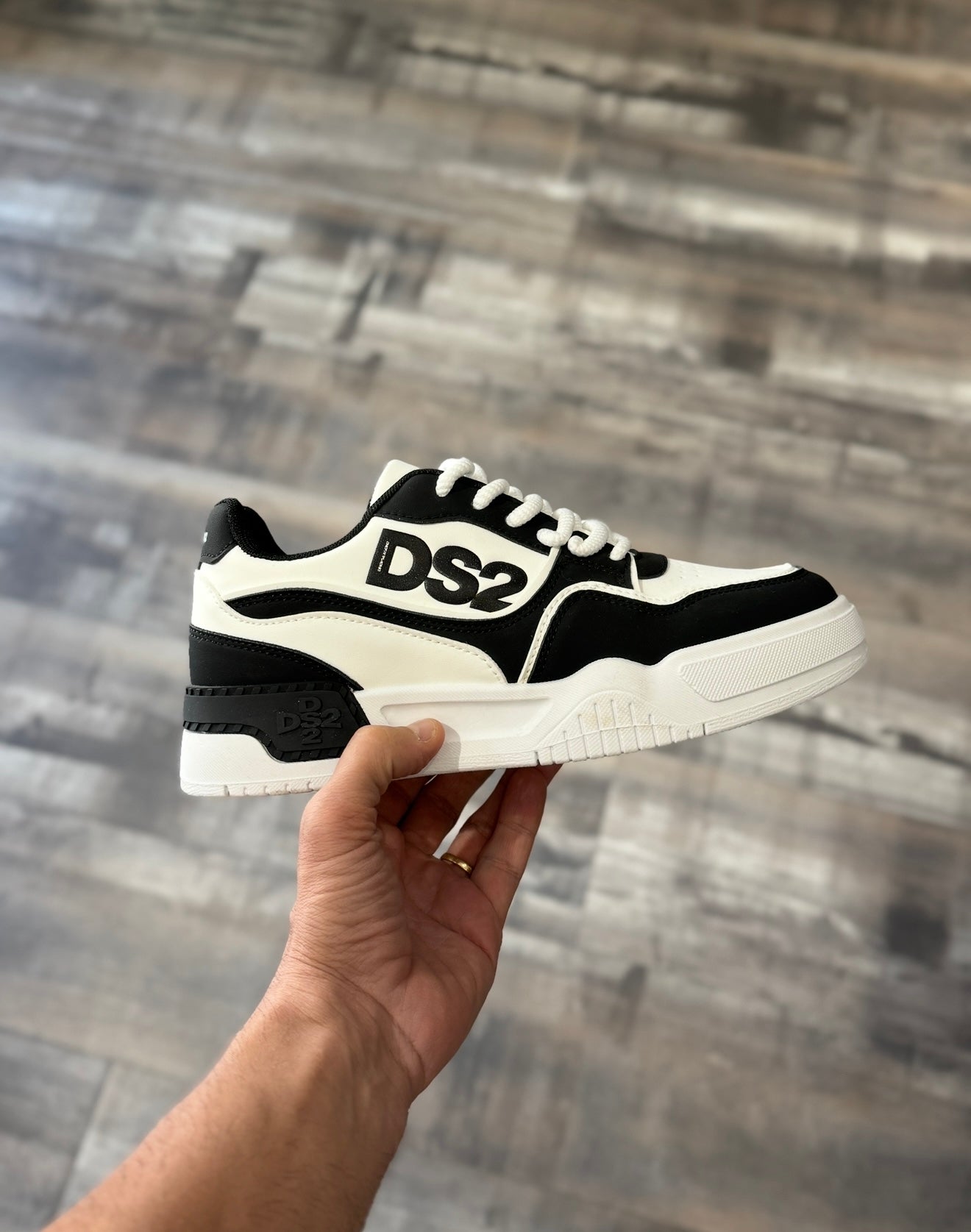 SNEAKER CON LOGO IN RILIEVO - DS2 - ART. FW25S07 - COL. BIANCO / NERO